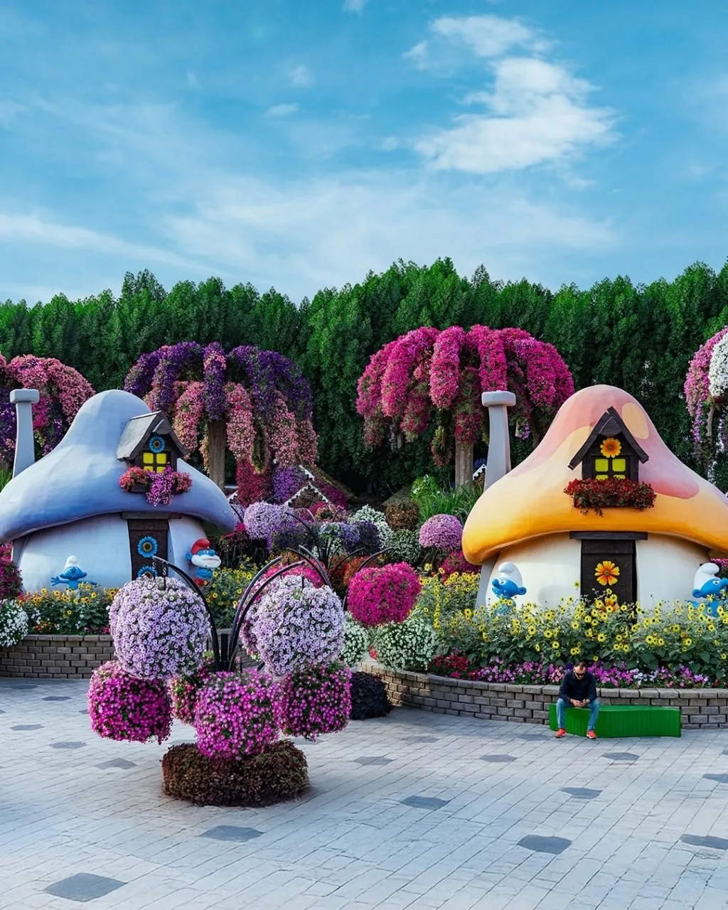 В дубайском Miracle Garden появилась тематическая зона «Деревня смурфиков» с их знаменитыми синими д