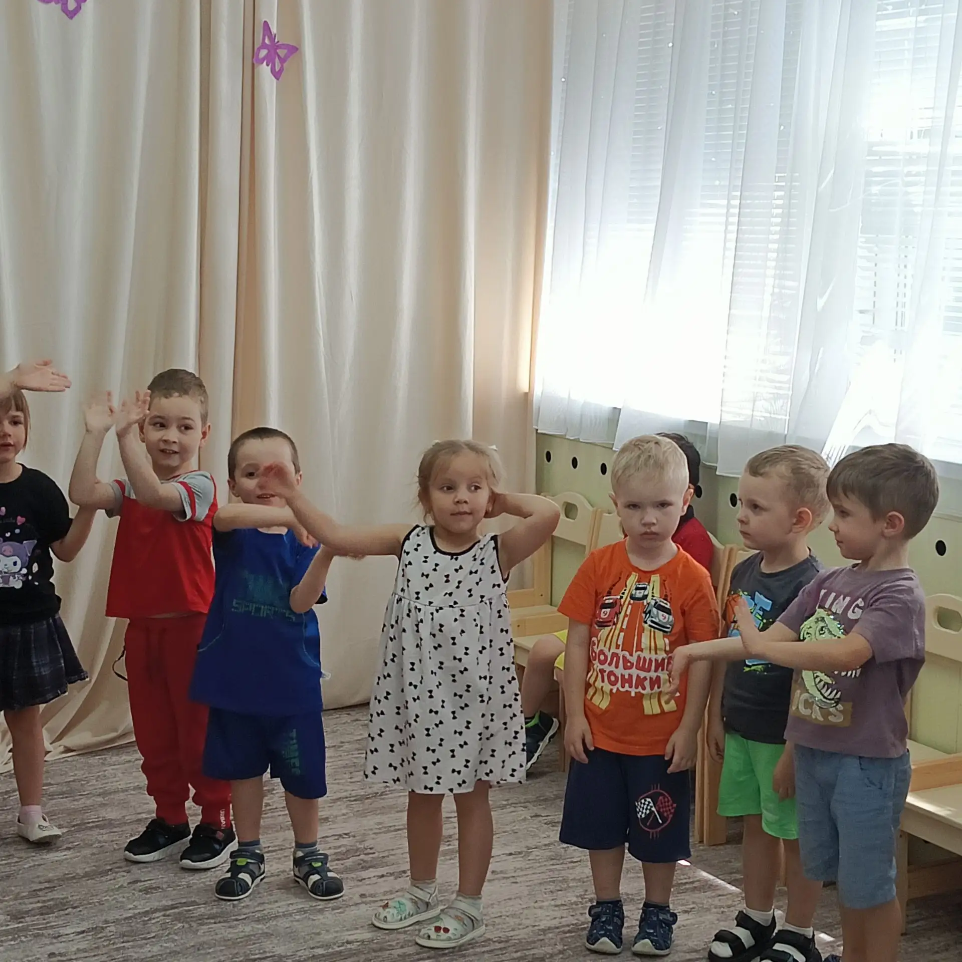 Каждый день в нашем детском саду насыщенный и интересный. 
Пока средняя и подготовительная группы иг