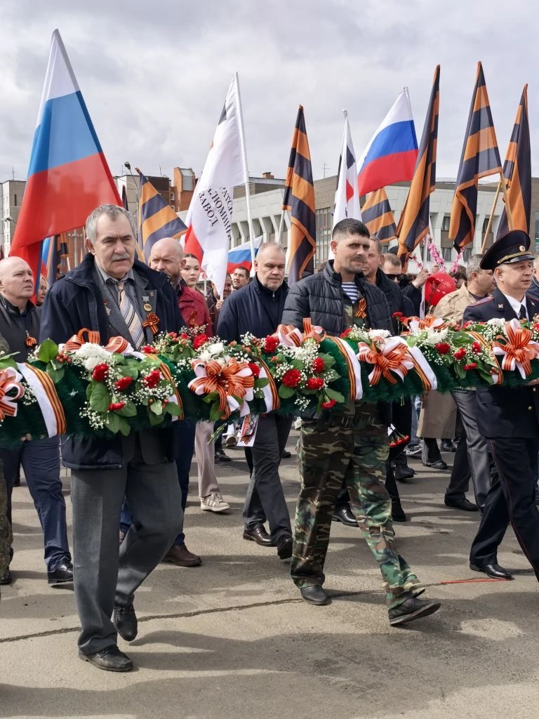 🎉В Центральном районе Братска  праздник в самом разгаре. Братчане дружно идут к Мемориалу Славы, что