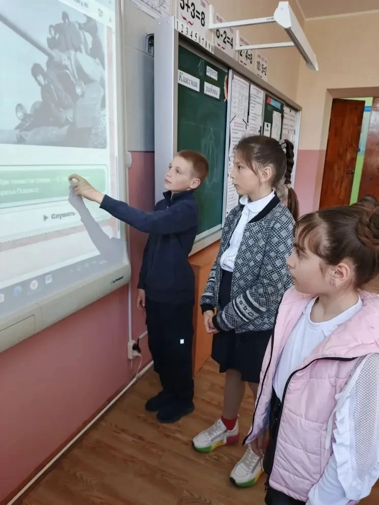 Новая учебная неделя в МОУ СОШ с. Ушинка началась с торжественного вноса флага и исполн...