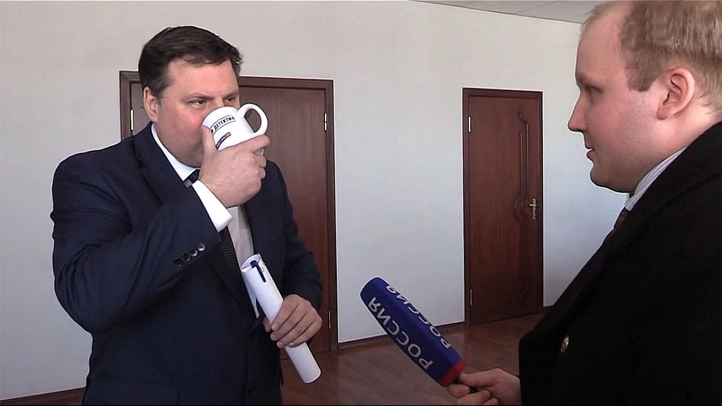 Глава округа Муром выпил воду из-под крана перед журналистами
