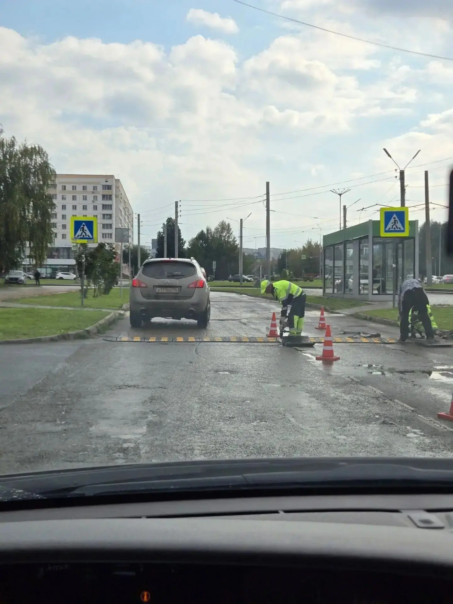 На внутренней дороге по улице Мурадьяна установили искусственную неровность. Теперь вод...