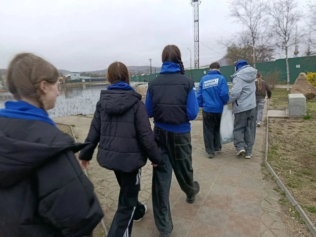 ♻️ Акция по очистке береговой линии и парка "Треуголка" от мусора прошла в Славянке  Мероприятие при