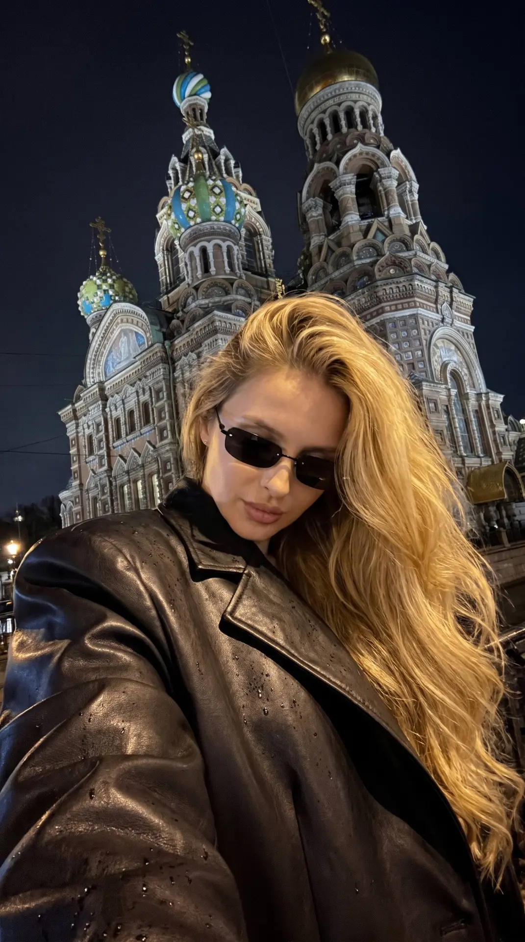 Снято на iPhone
селфи в Санкт-Петербург. Дорогая русская эстетика.
Молодая девушка перед Спасом на к