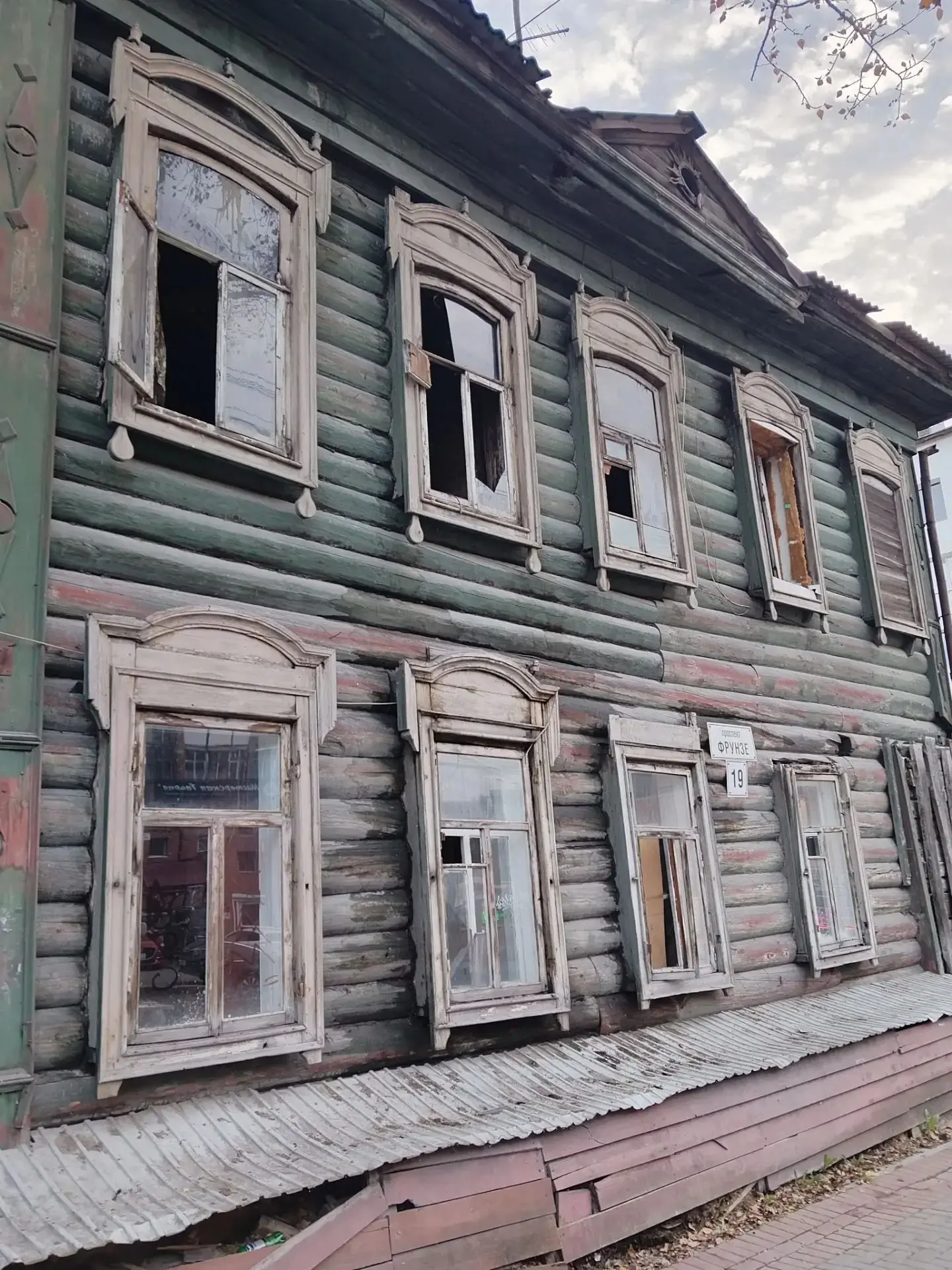 Мы часто проходим мимо старинных зданий, усадеб и памятников. Иногда они радуют глаз, а...