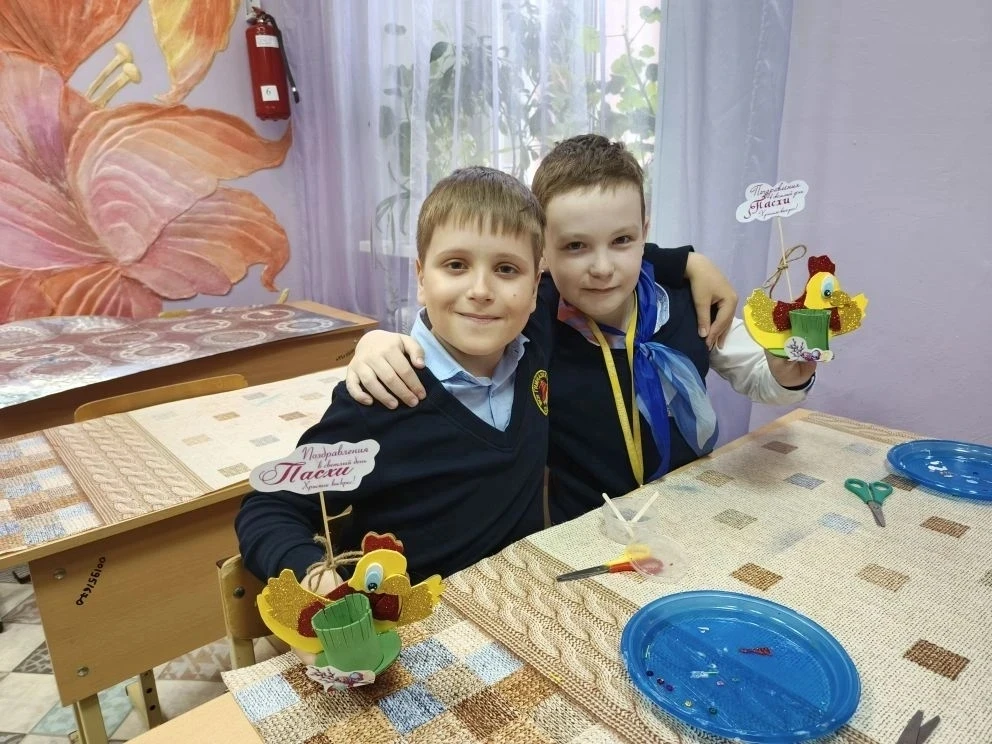 🌸 Пасхальное творчество 2 «А»  Накануне светлого праздника Пасхи наш 2 «А» класс вместе с классным р