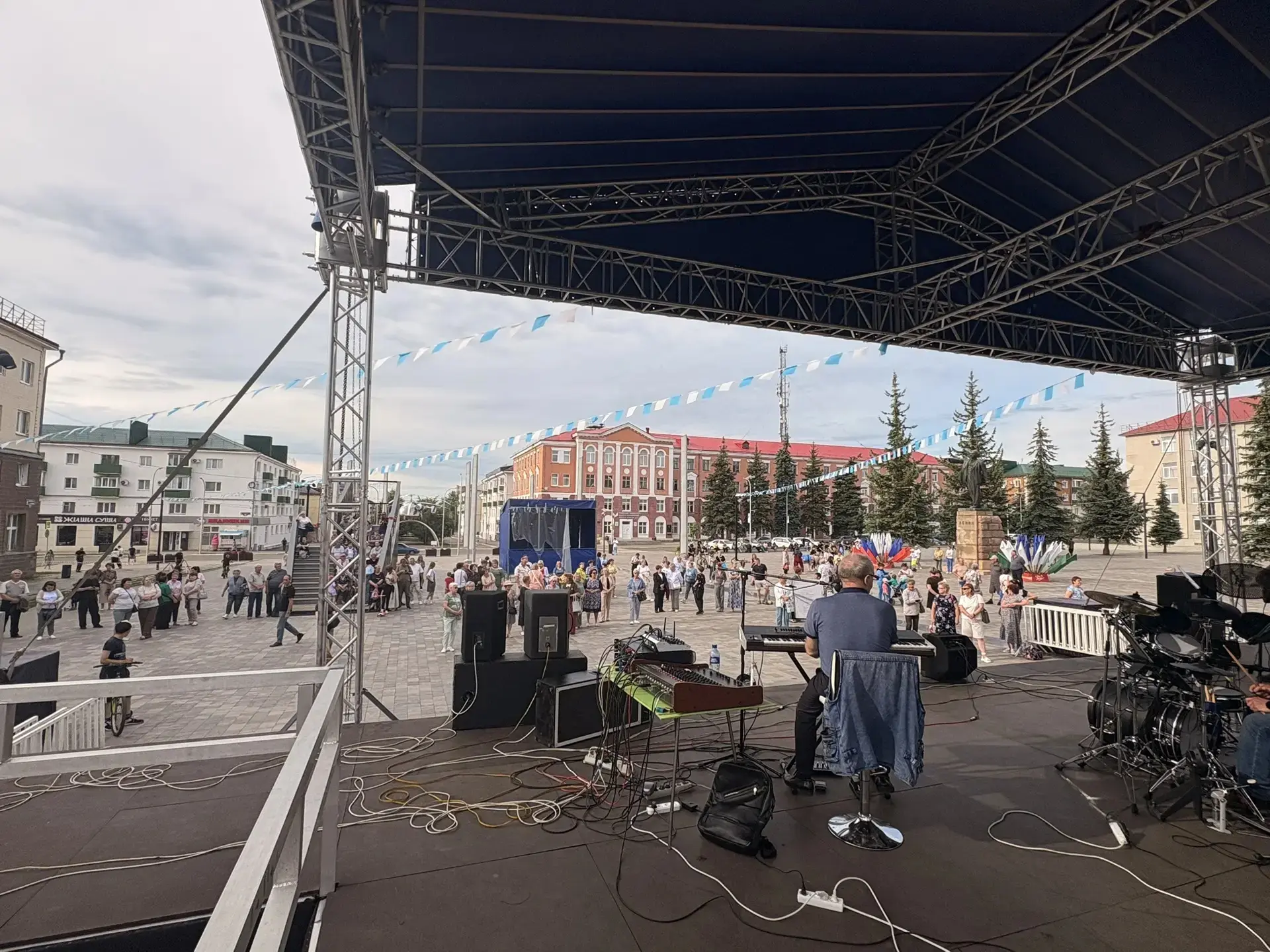 В Кумертау для всех любителей музыки ретро и современных хитов на сцене площади Советов...