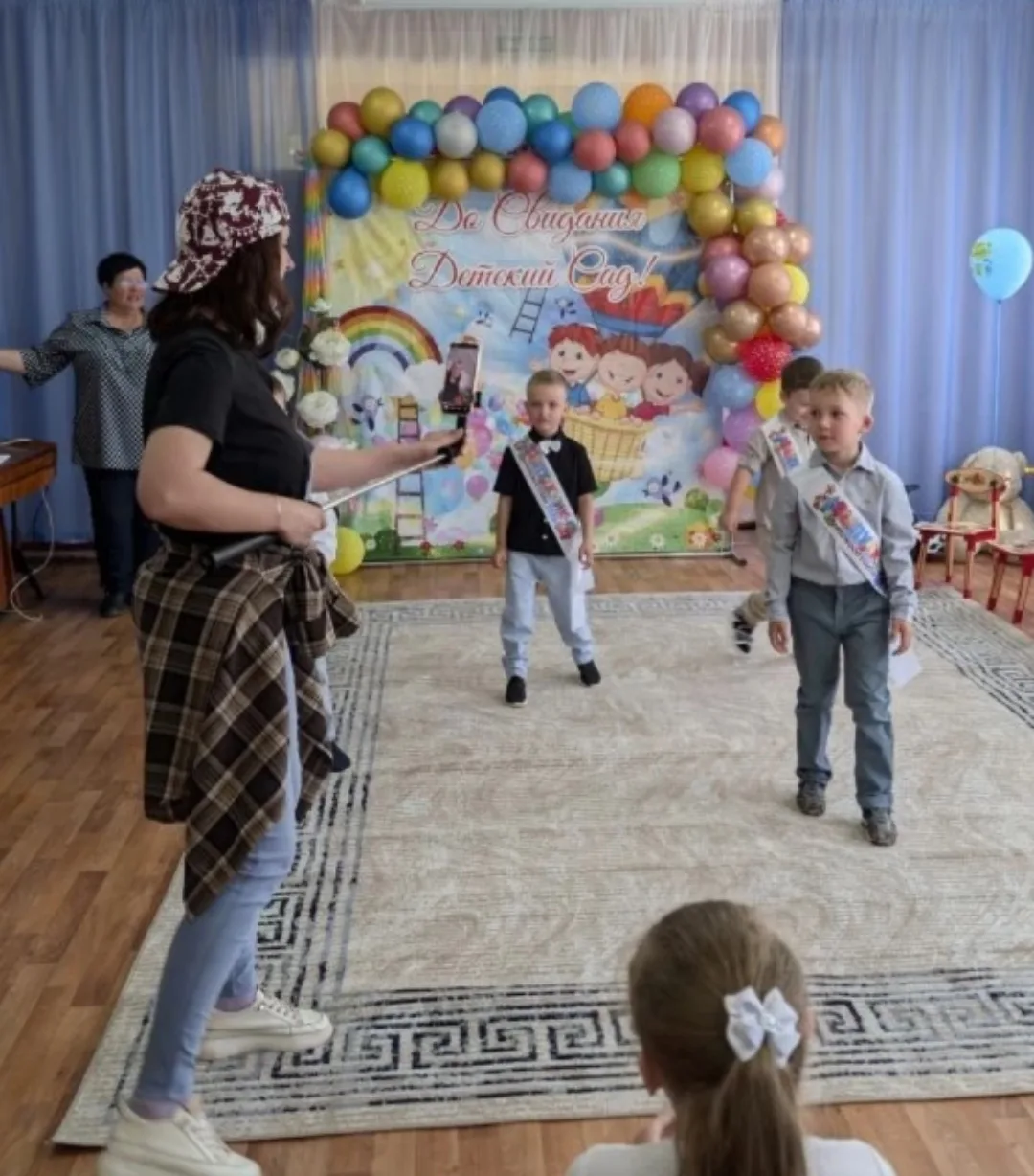 🌹 Вот и отгремели последние аплодисменты, 👏 смолкли стихи, и танец выпускников растая...
