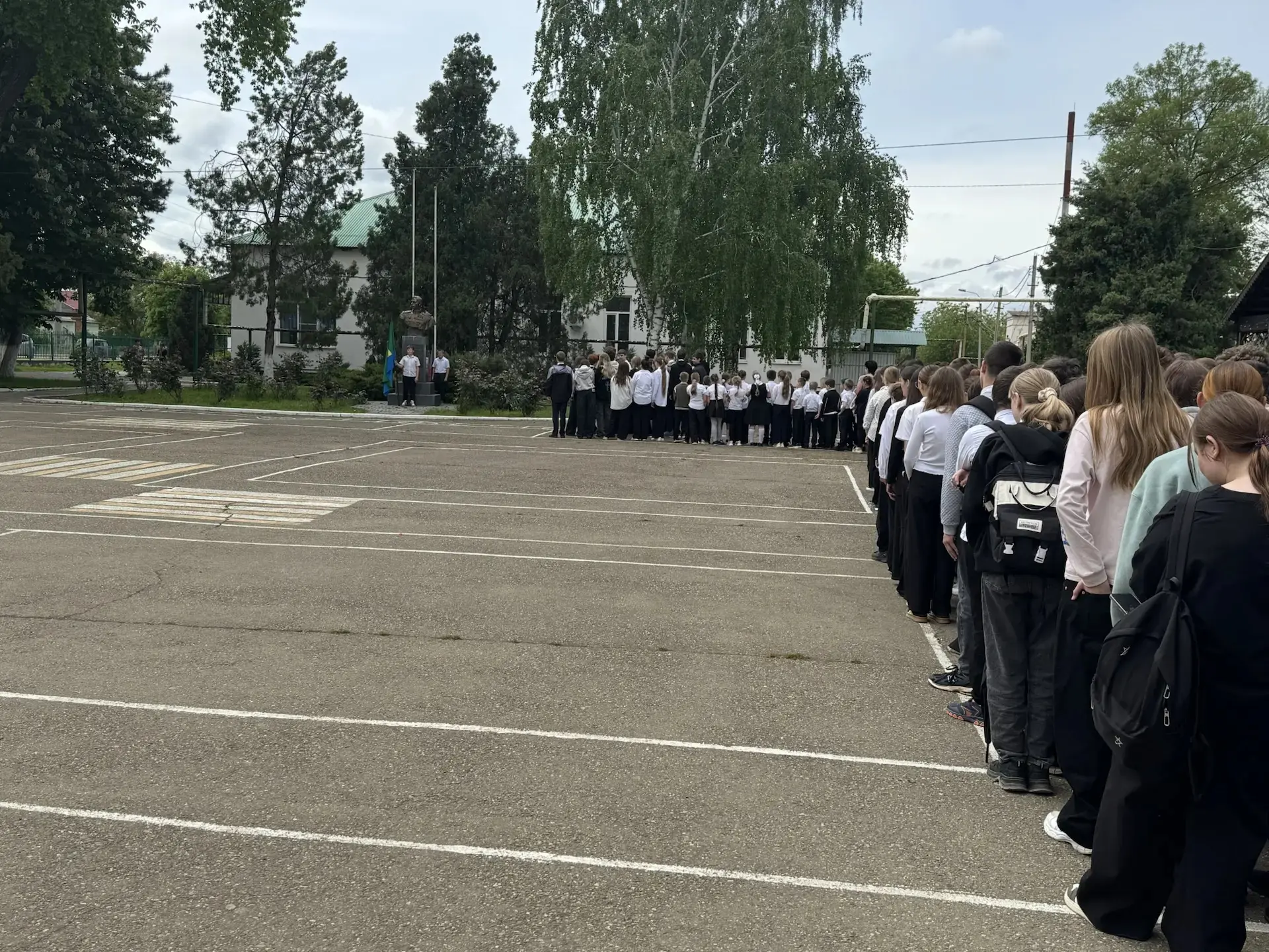 Сегодня по традиции прошла линейка, посвященная спуску флагов. Были исполнены гимны Российской Федер