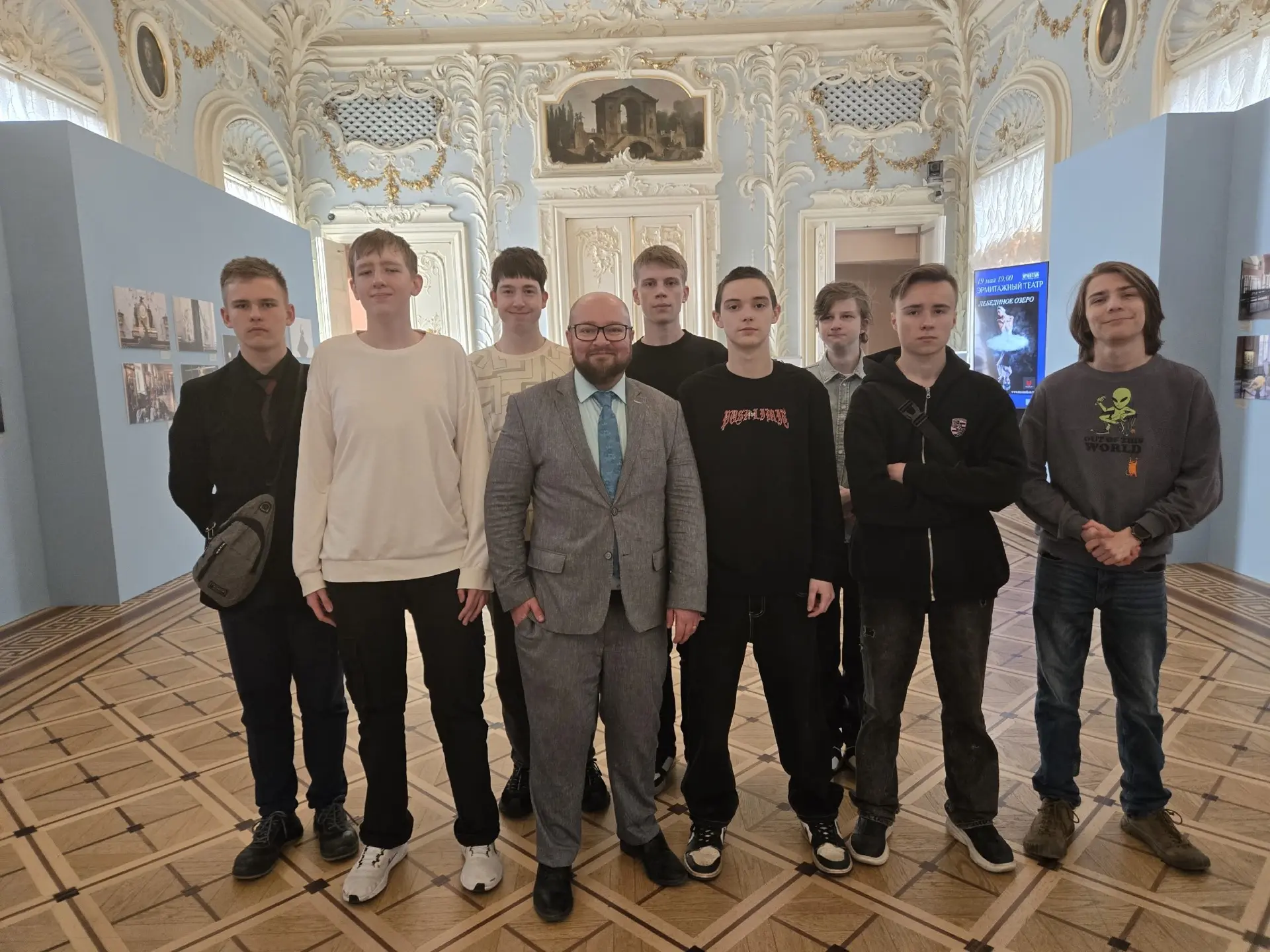 Ученики 9в класса посетили Эрмитажный театр, где давали романтическую комедию Ж. Офенбаха "Прекрасна