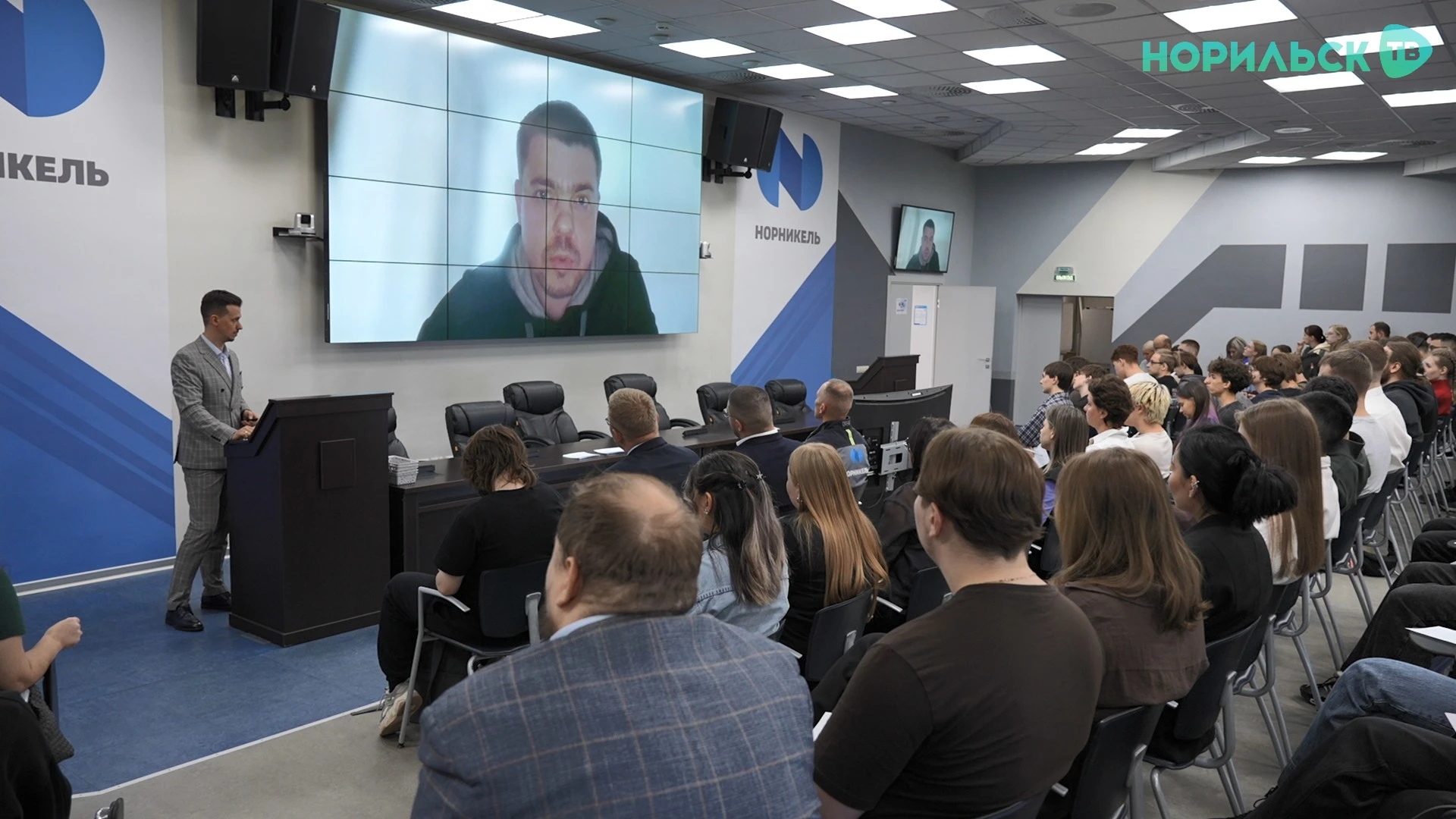 👷 Зарплата, наставник и место в кадровом резерве