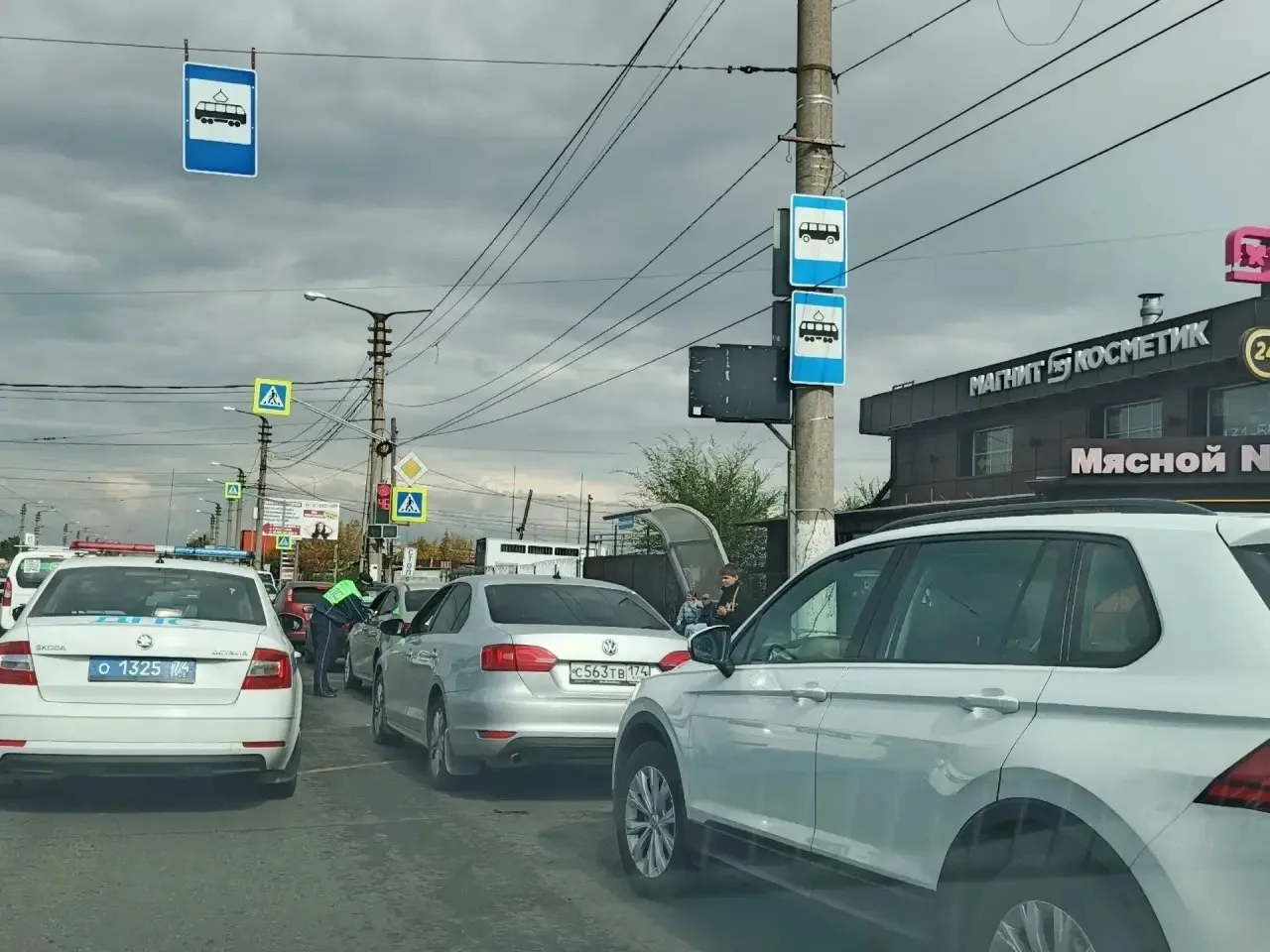 В Магнитогорске маршрутки не могут подъехать к остановкам из-за припаркованных машин. В...