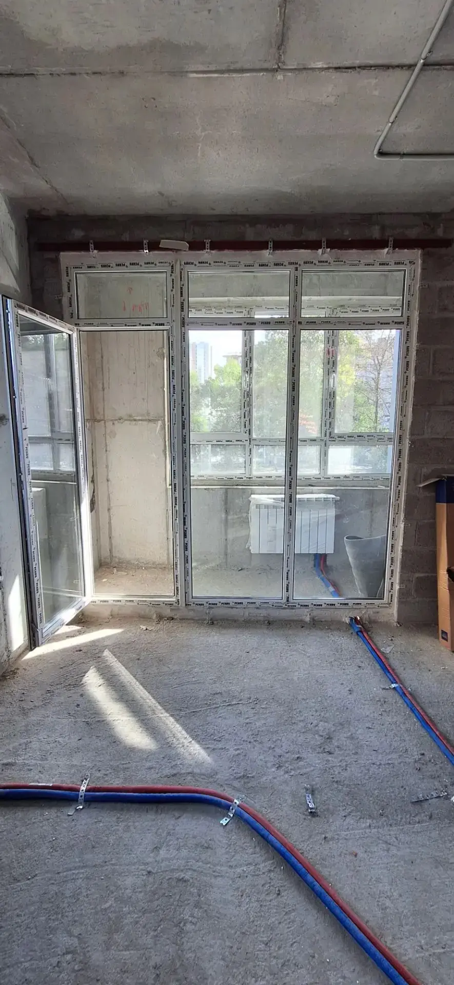 Продам балконный блок, б/у 245*235, только сняли в новостройке, состояние нового.