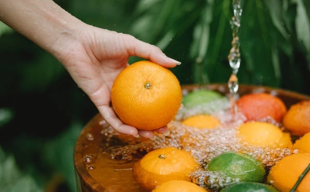 🍊🍋Обязательно мойте цитрусовые перед едой!

Цитрусовые обрабатывают тиабендазолом, чтобы предотвра
