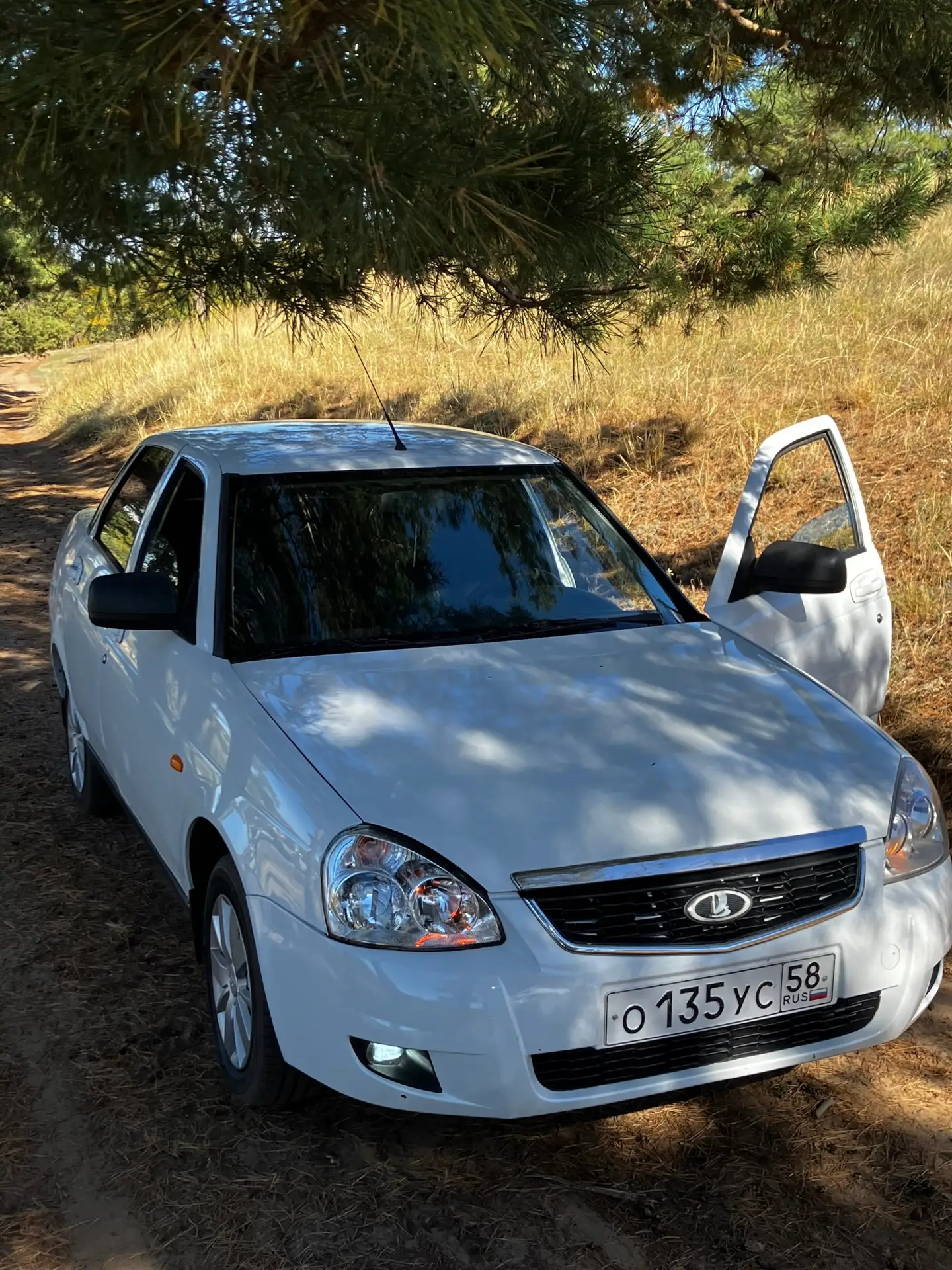 Lada priora 2 2014 г.в с 1 хозяином ,с пробегом 187.000км. В родной краске ,комплектаци...