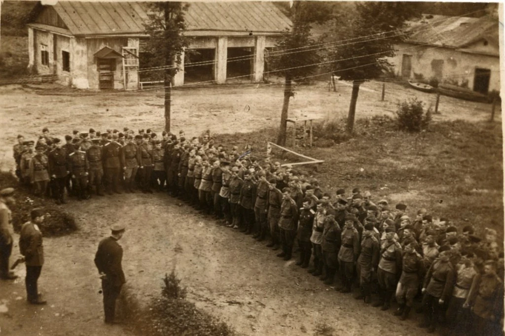 Вечером 21 июня 1941 года на Остафьевском аэродроме всё было как обычно.

В Остафьевской военной ави