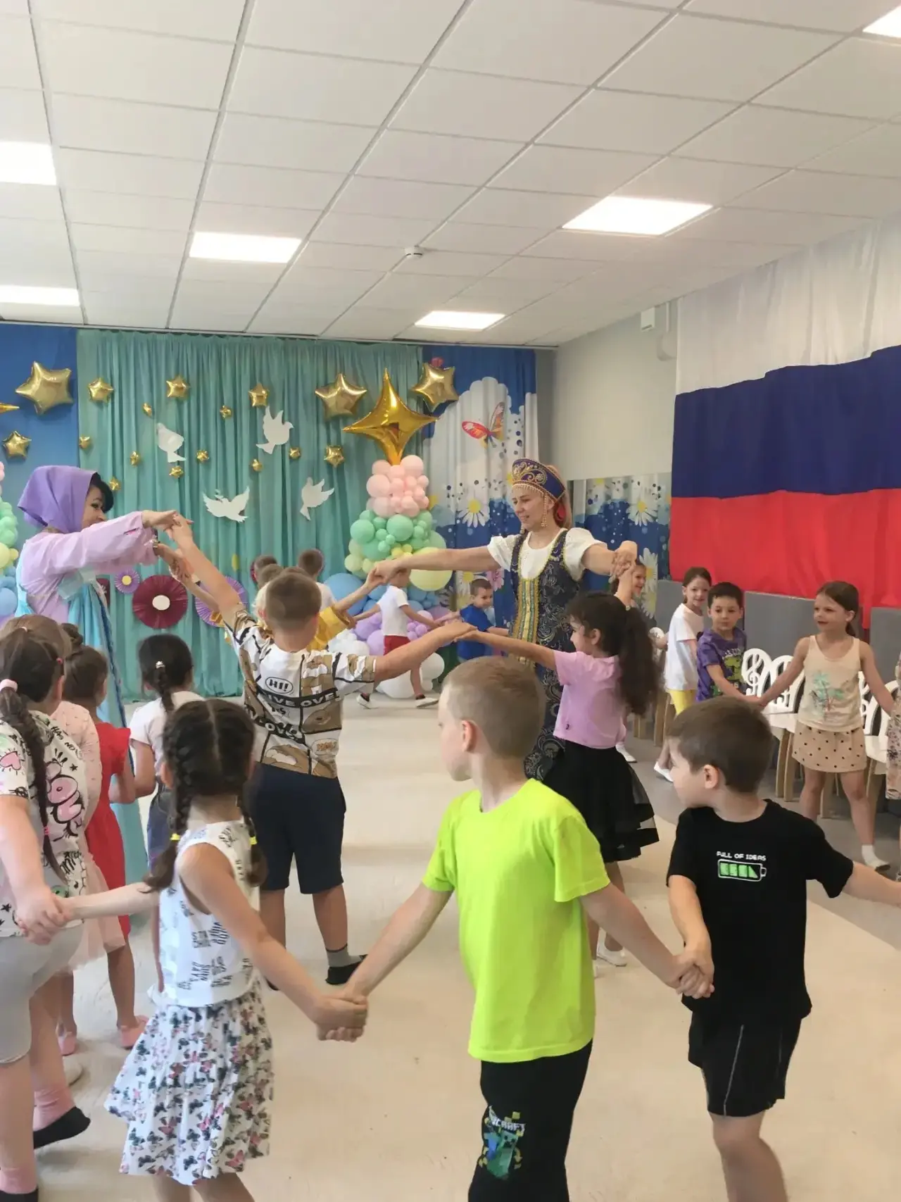 🇷🇺 «С Днем рождения, Россия!»: праздничные мероприятия в «Алёнушке»

11 июня во всех возрастных гр