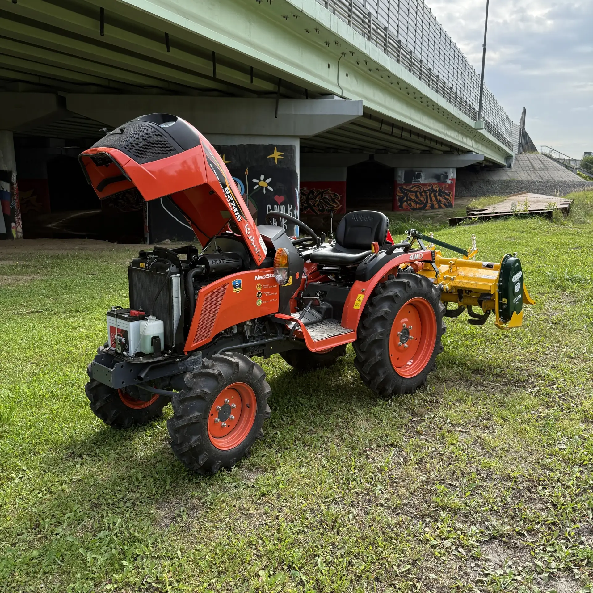 Kubota B2741S NeoStar — это флагман линейки компактных тракторов от легендарного японск...