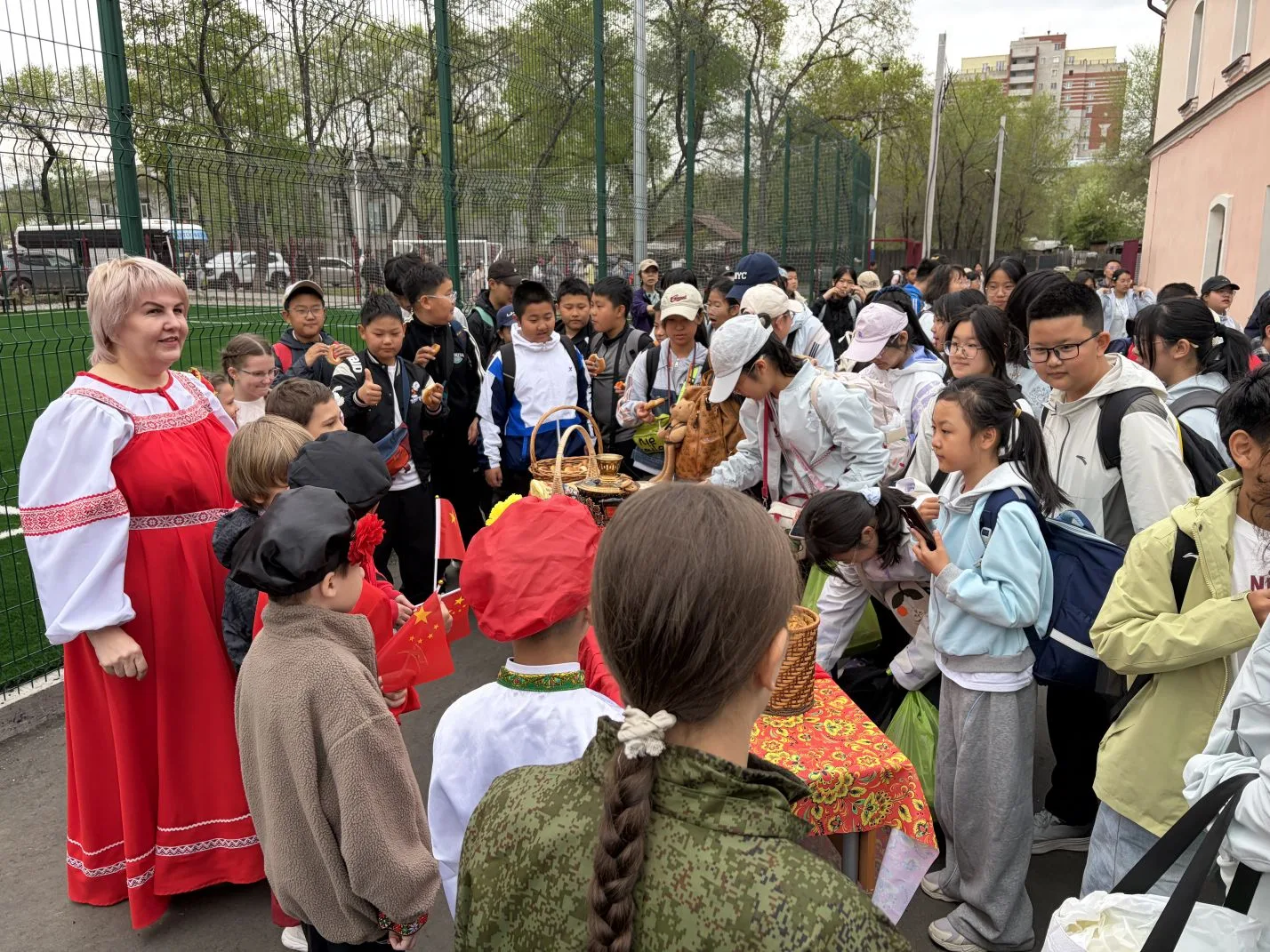 🚧 Ремонт - не помеха традициям! 🇷🇺🤝🇨🇳  Наш лицей на ремонте, но традиция обмена детскими делегациями