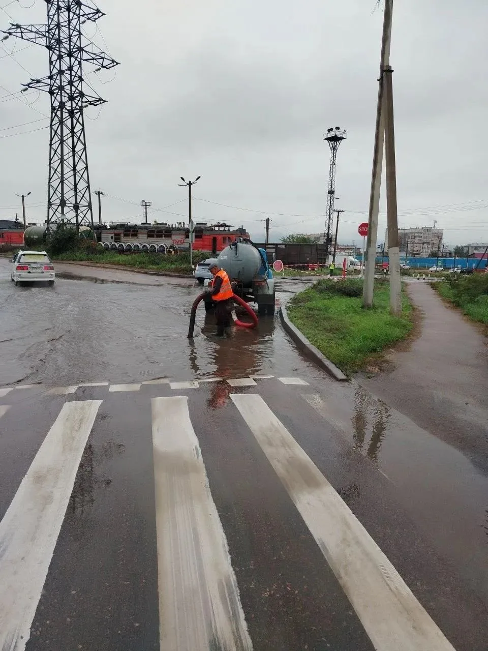 В городе начался сильный дождь, Комбинат по благоустройству уже на местах и устраняет п...