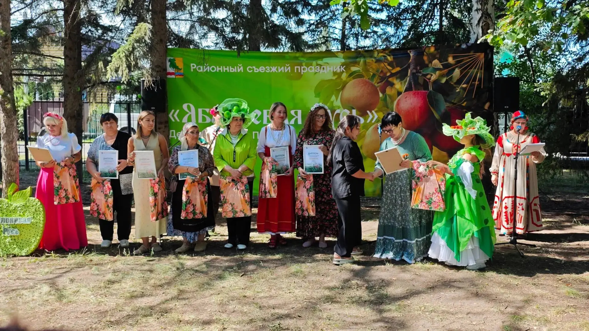 В Дендропарке им. П.С. Комиссарова прошёл районный съезжий праздник «Яблоневая Русь»