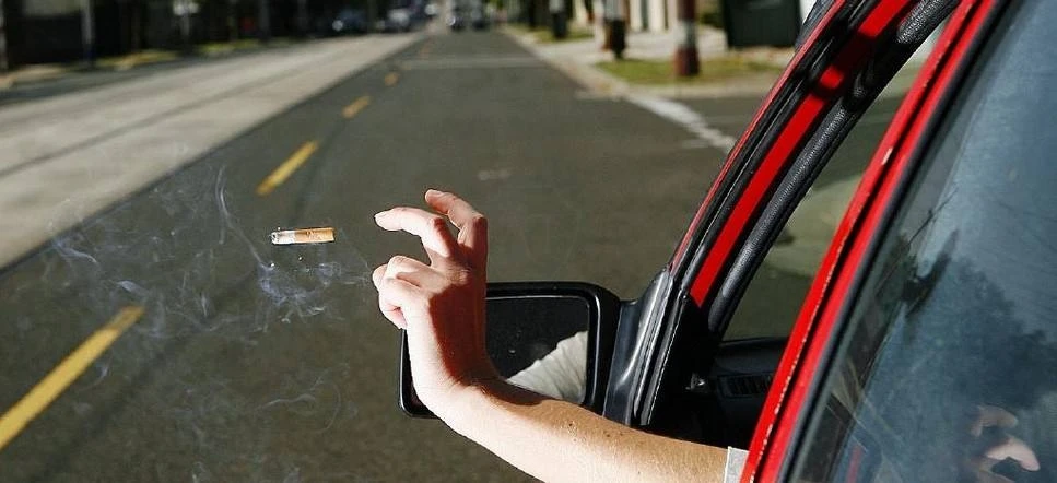🚬 Выбросил окурок из окна — получи штраф до 50 тысяч

В России за выброс мусора из автомобиля, в 