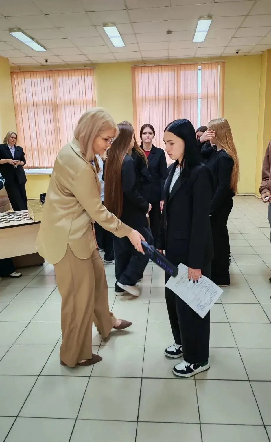 Сегодня выпускники 9 класса сдавали экзамены по биологии, информатике, химии и общество...