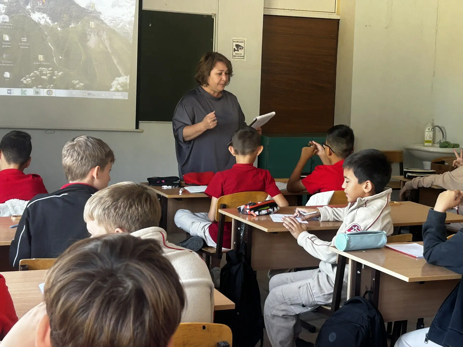 🛡️ Учимся уважать себя и других: классный час для пятиклассников!