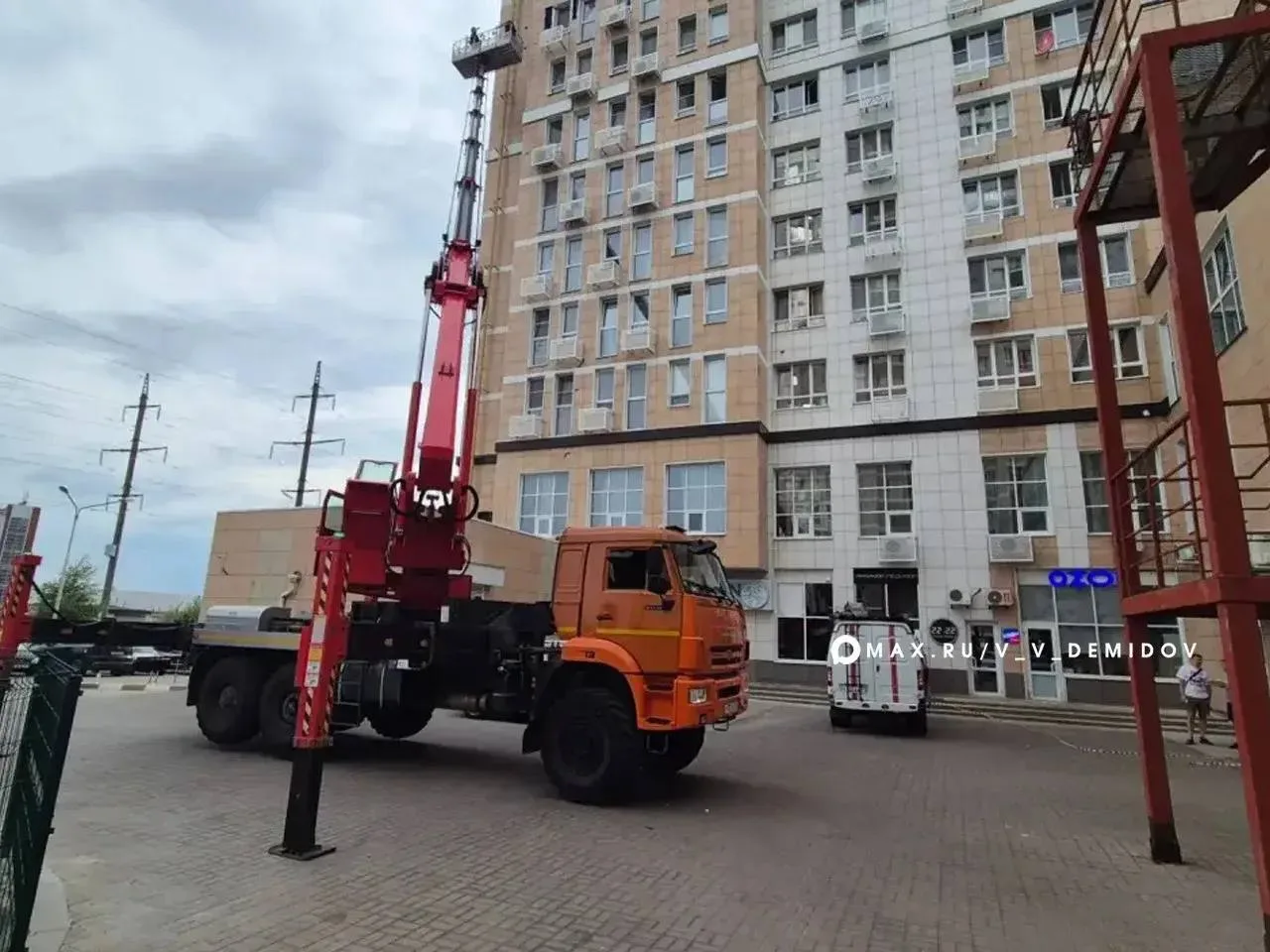 В течение всего сегодняшнего дня на пострадавших от обстрелов территориях работали специалисты управ
