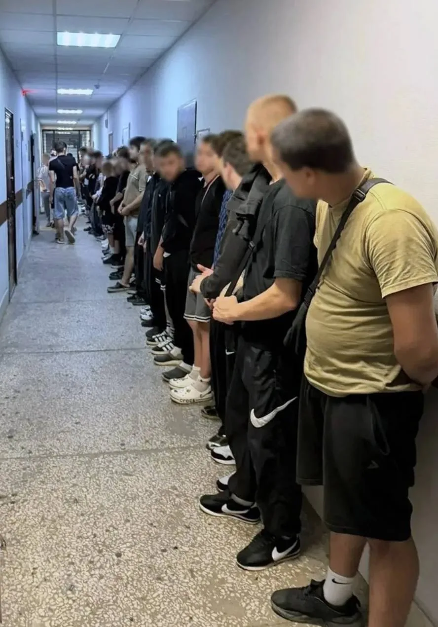 69 человек задержала полиция после стычки на ЧМЗ. 48 из них оказались несовершеннолетними.

Участник