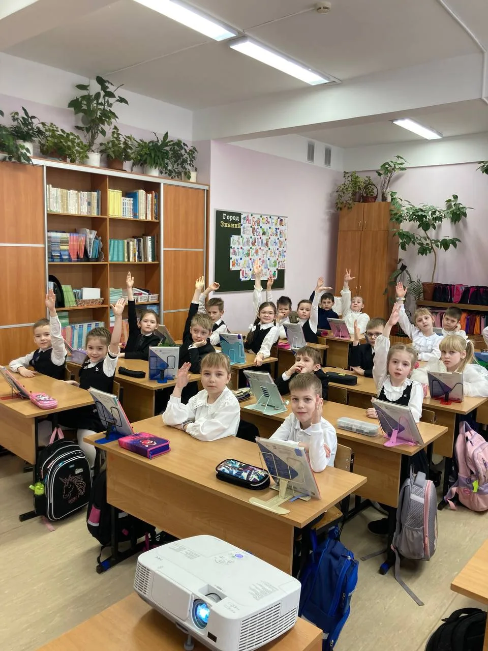 🎉 Страница «Азбуки» перевернута! В наших первых классах прошли трогательные праздники «Прощание с Аз