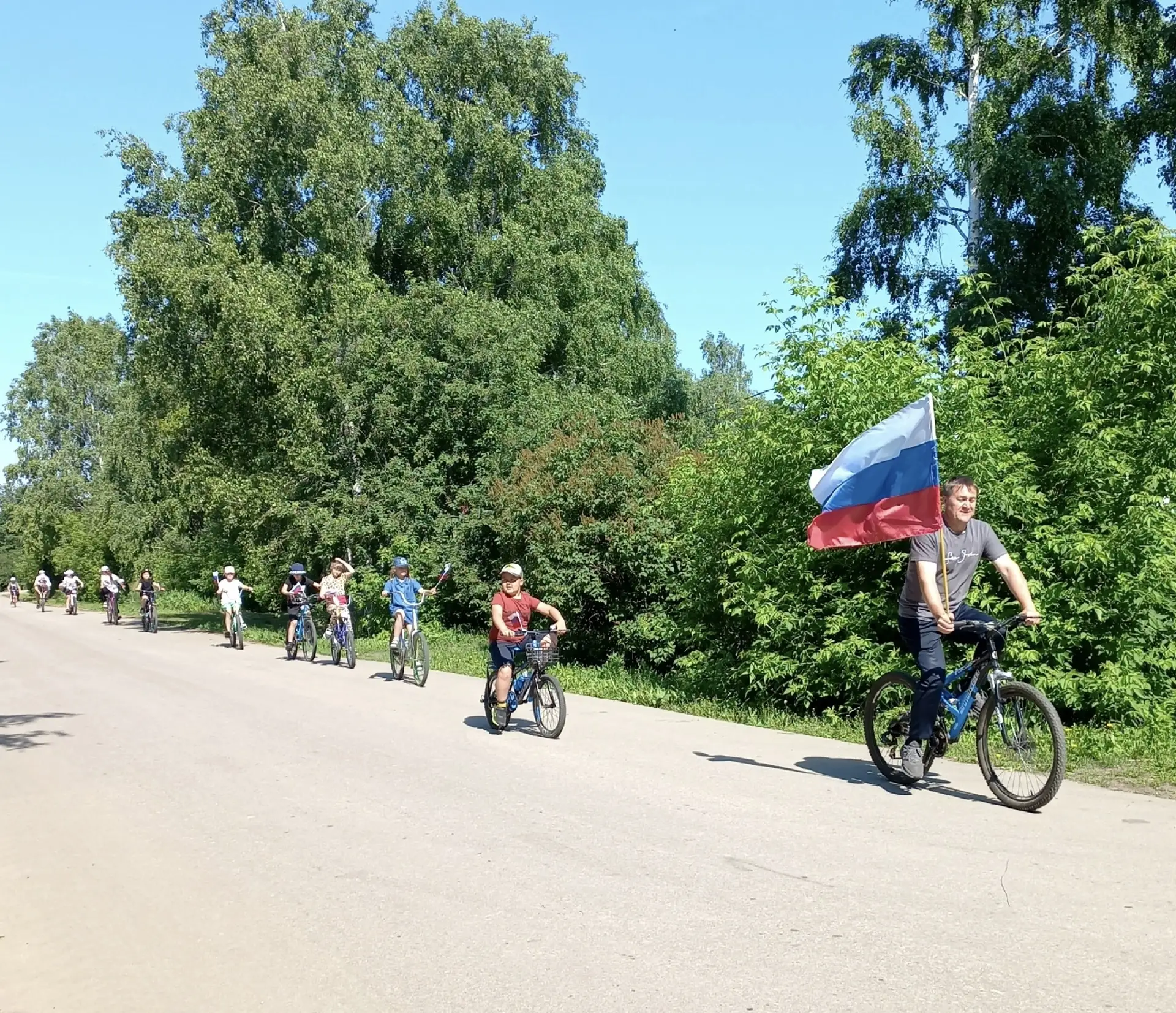 🇷🇺🚲 В районе прошли велопробеги, посвящённые Дню России

Юные жители района вместе с педагогами ш