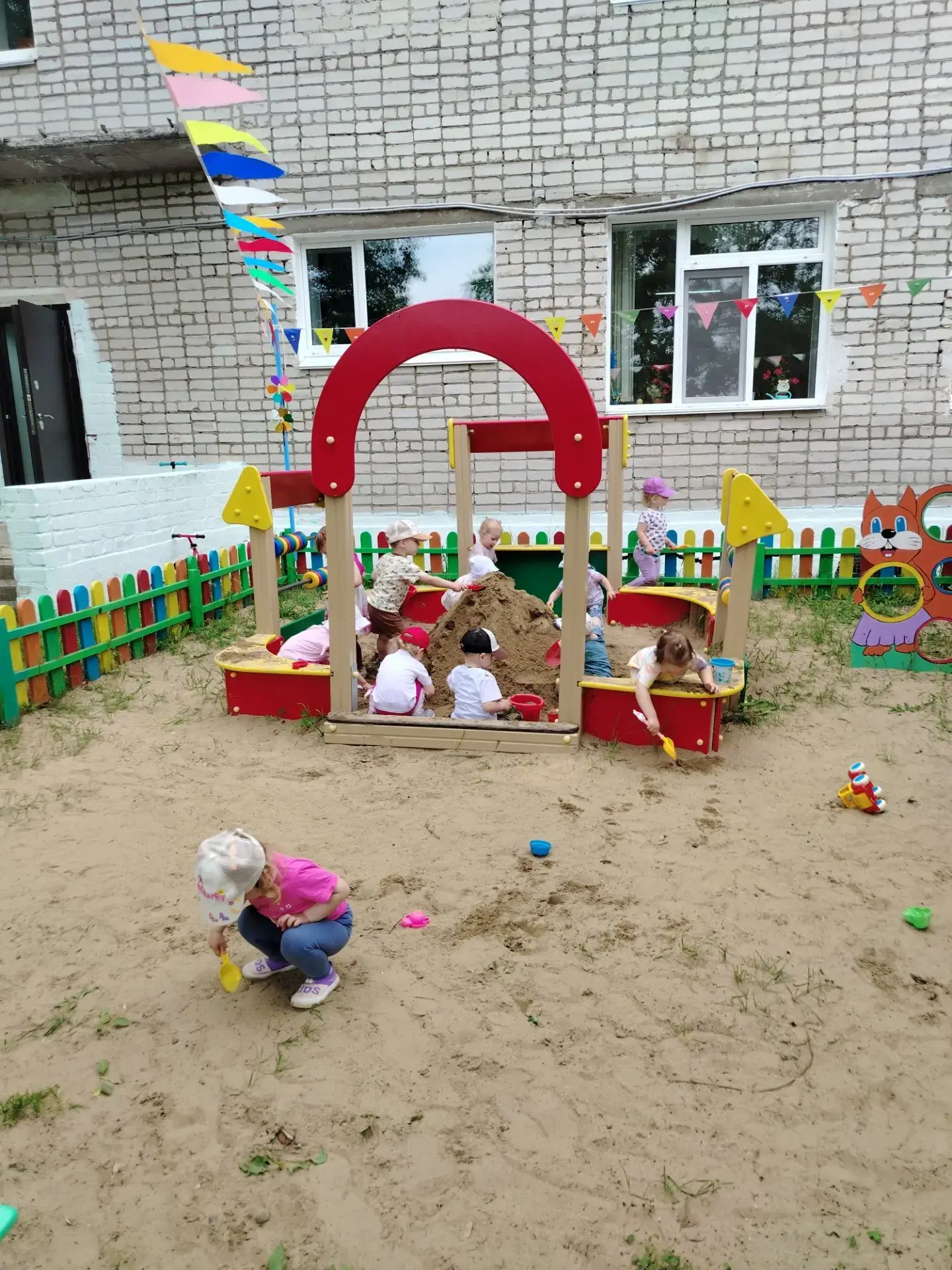 Почему игры с песком — это не просто забава? 

Все мы знаем, как дети любят возиться в песочнице. Но