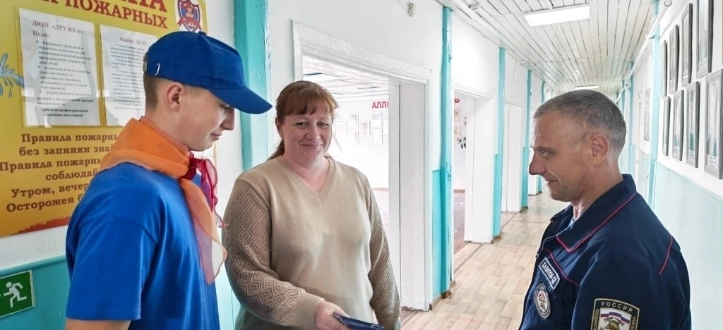 Юные пожарные Большого Арбая помогают многодетным родителям