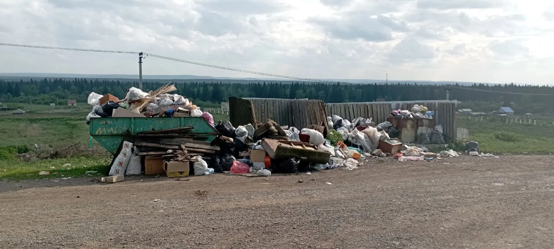 СНОВА ПРО МУСОР

В Емельяново ликвидировано несколько крупных свалок. Однако это не привело к заметн