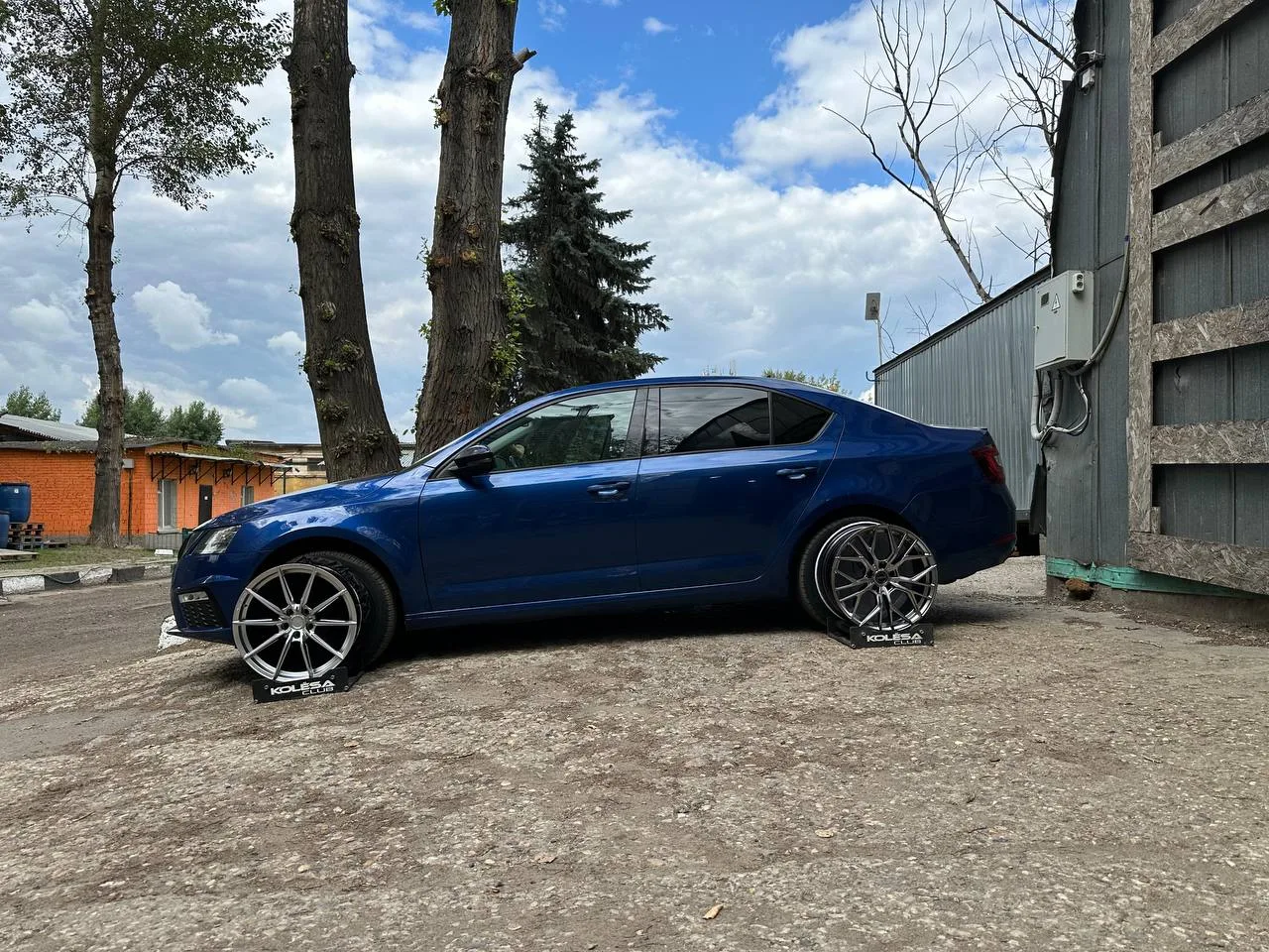 Skoda Octavia на примерке дисков в 19-ом диаметре