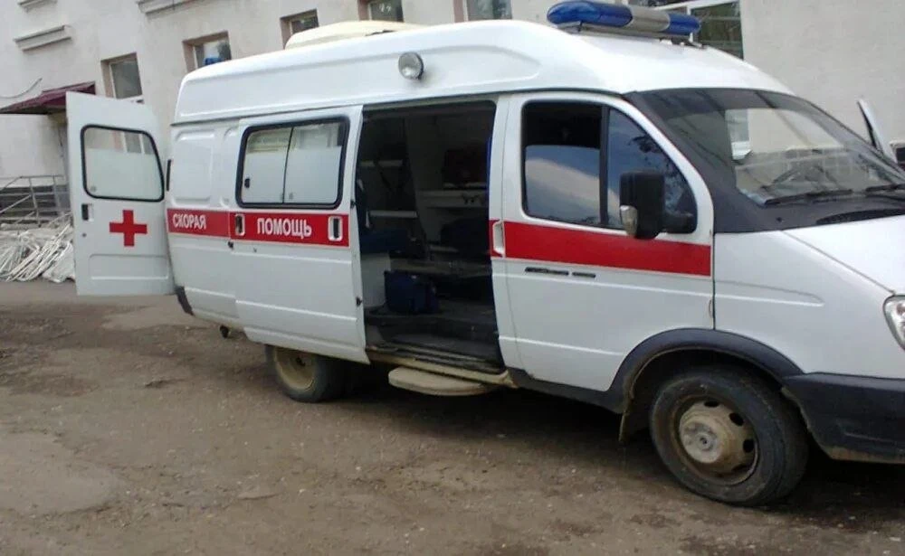 В Камышине скорая увезла ребёнка которого сбили во дворе⚠️