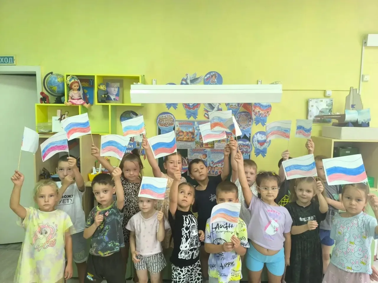 🇷🇺 День Российского флага в подготовительной к школе группе комбинированной направлен...