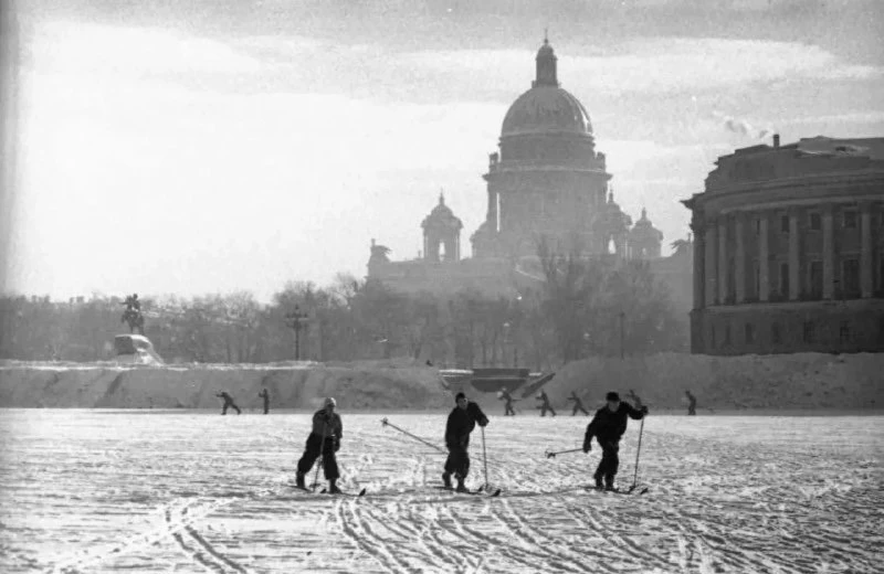 На лыжах по Неве, 1950-е годы.

🫶Ностальгия СССР