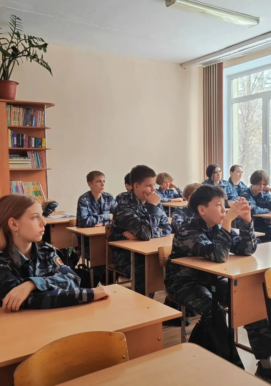 02.03.26 для учащихся 7Б кадетского класса был проведен "Библиочас" библиотекарем школы Мельниковой 