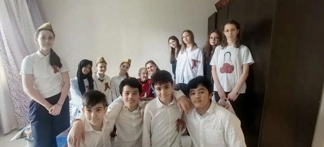 Ученики 6‑го «т» класса с классным руководителем Офелией Вердиевной Гейбуллаевой почтили память наши
