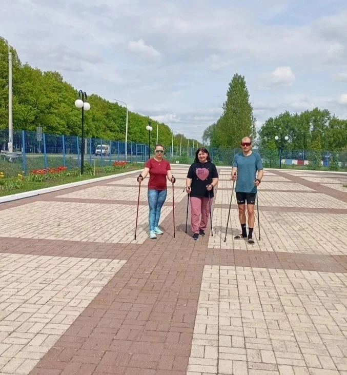 Шагаем к здоровью вместе! 🚶‍♀️🚶‍♂️ Тренировки по северной ходьбе 
в СШ "Факел" продолжаются!
Хот