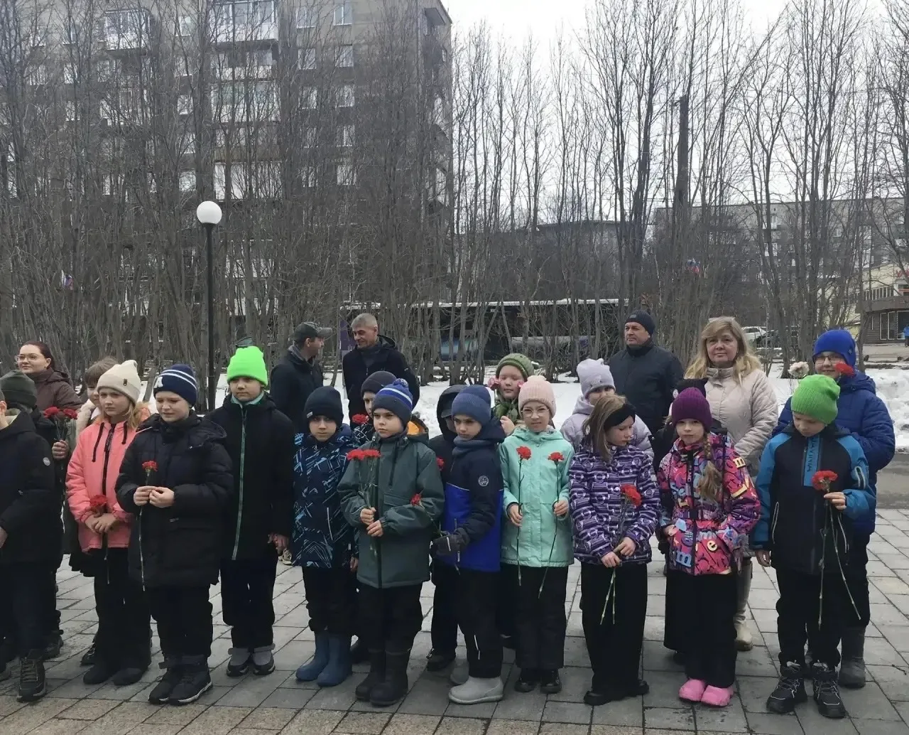 🎖 В рамках Всероссийской акции «Цветы солдату» ученики третьих классов нашей школы вместе с классным
