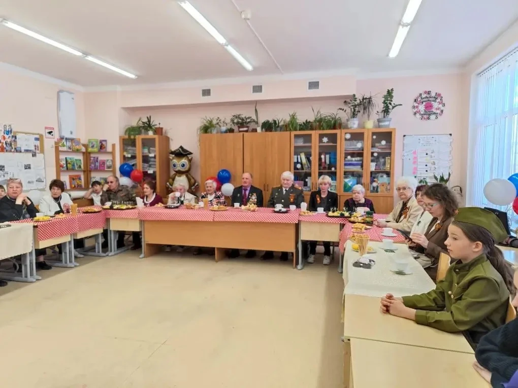 Сердца, согретые памятью: встреча с ветеранами в МОБУ «СОШ «Всеволожский ЦО» ❤️🕊️  8 мая в стенах на