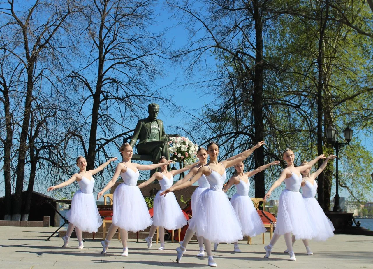 Сегодня, 7 мая, в День рождения великого русского композитора Петра Ильича Чайковского, ученики 5б к