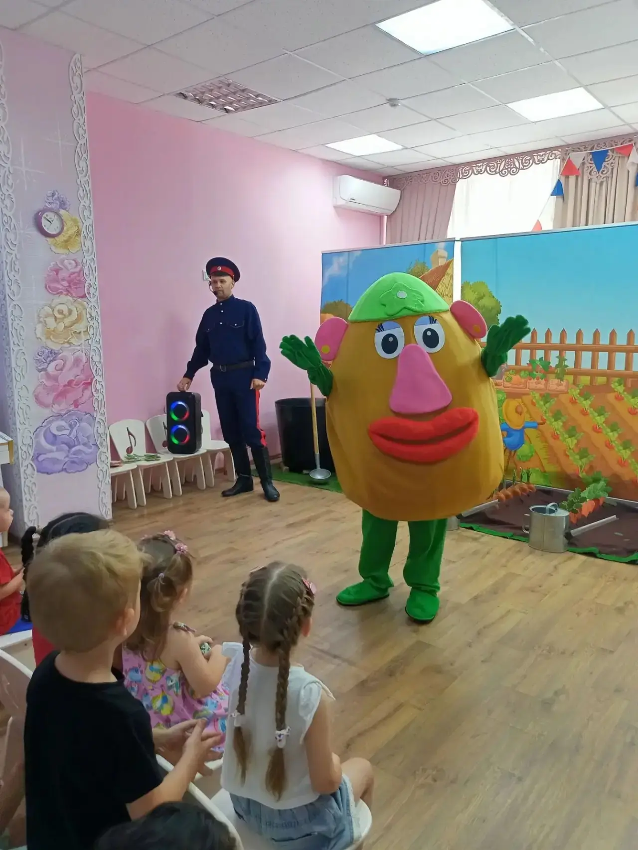 К нашим ребятам приходил в гости театр. Дети получили море положительных эмоций.