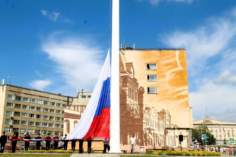 Над Орлом подняли самый большой в регионе государственный флаг России