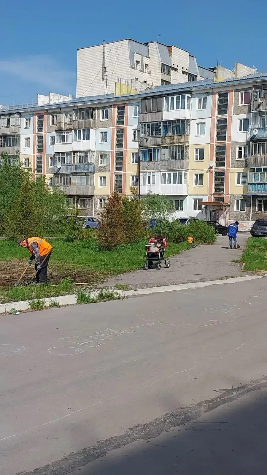 ✅ Сотрудниками участка ООО "ЖЭУ Центральное" проводился субботник в рамках месячника по санитарной о