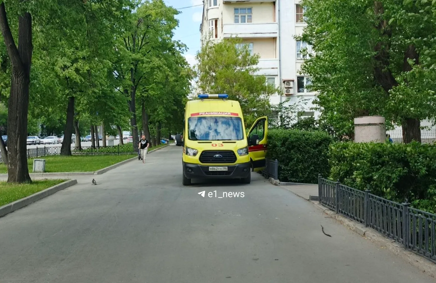 Труп в пакете висит в самом центре Екатеринбурга.   Страшную находку обнаружили читатели Е1. Тело на