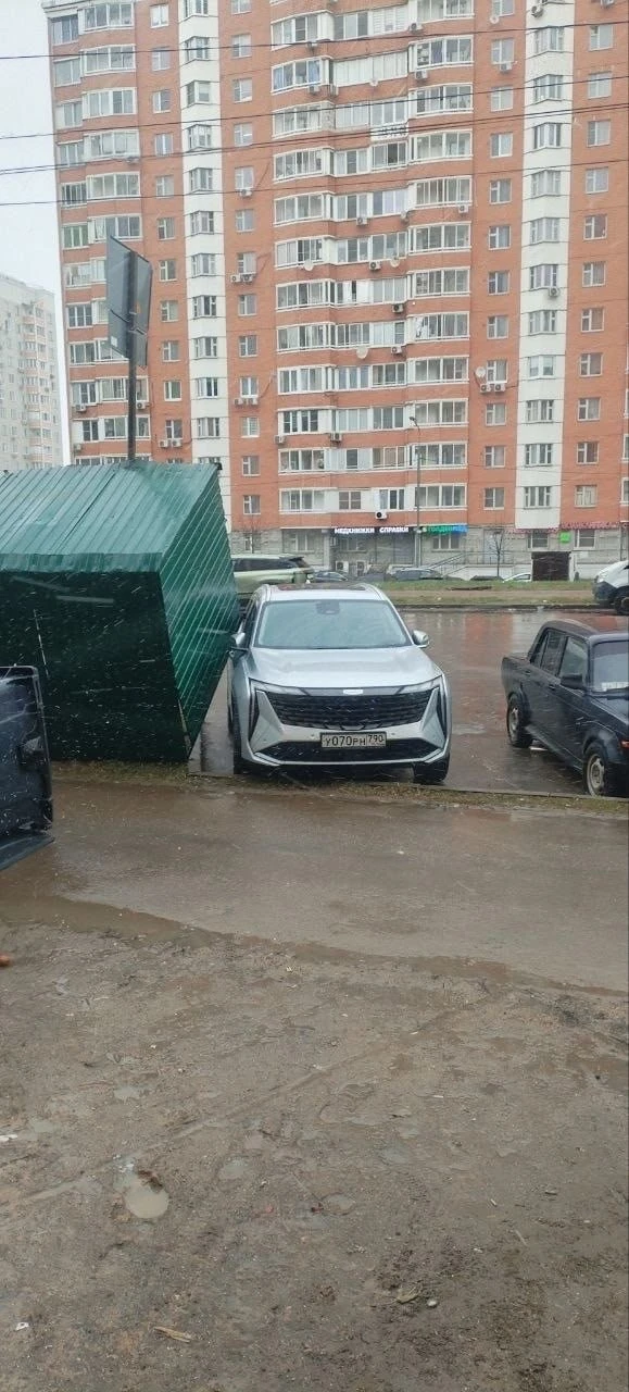 Первые последствия непогоды в Дрожжино.   Бушующий ветер снес крытую контейнерную площадку на ул.Нов